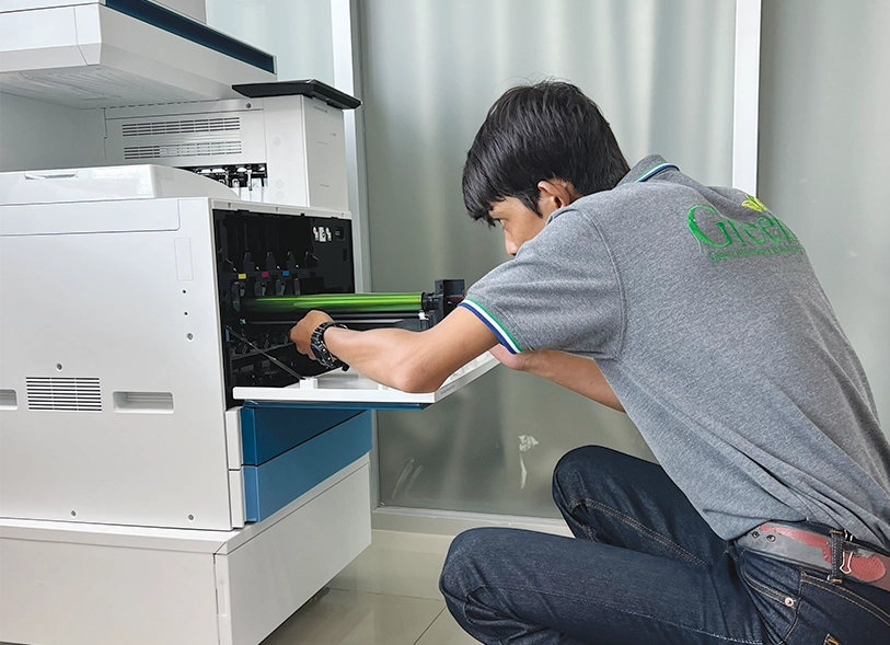 ช่างกำลังใส่ตลับหมึก