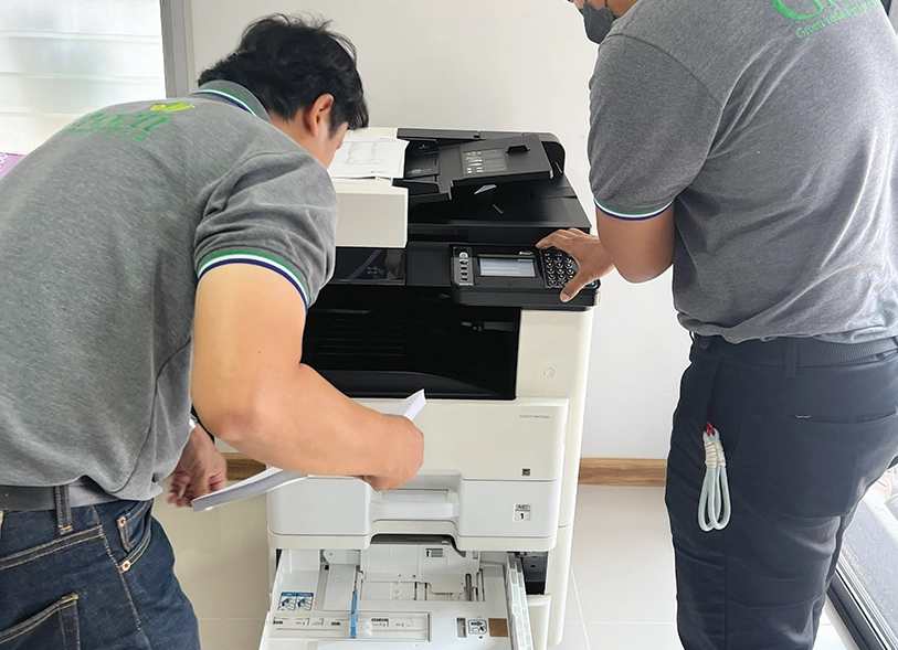 ช่างตรวจเช็คเครื่องถ่ายเอกสาร