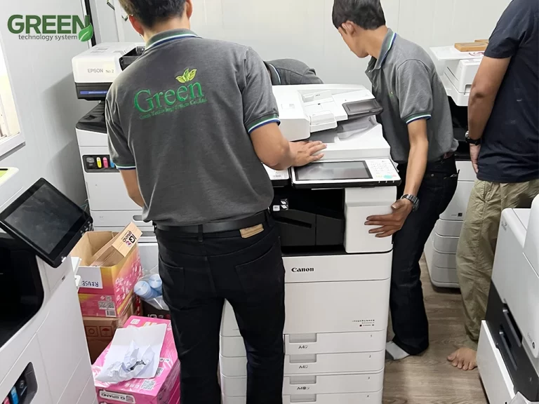 ช่างกำลังติดตั้งเครื่องถ่ายเอกสาร