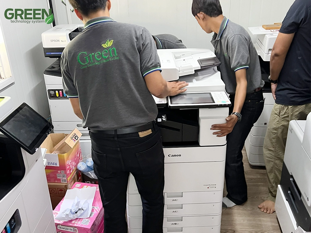 ช่างกำลังติดตั้งเครื่องถ่ายเอกสาร