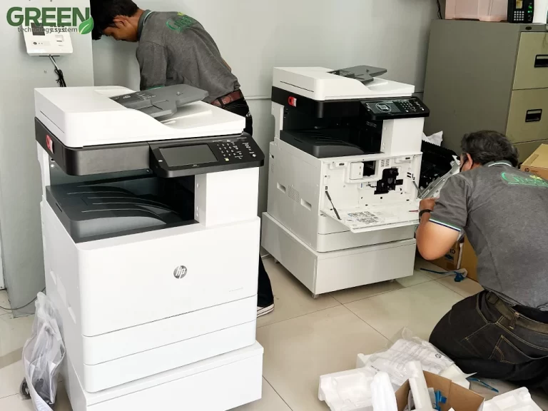 ช่างกำลังติดตั้งเครื่องถ่ายเอกสาร