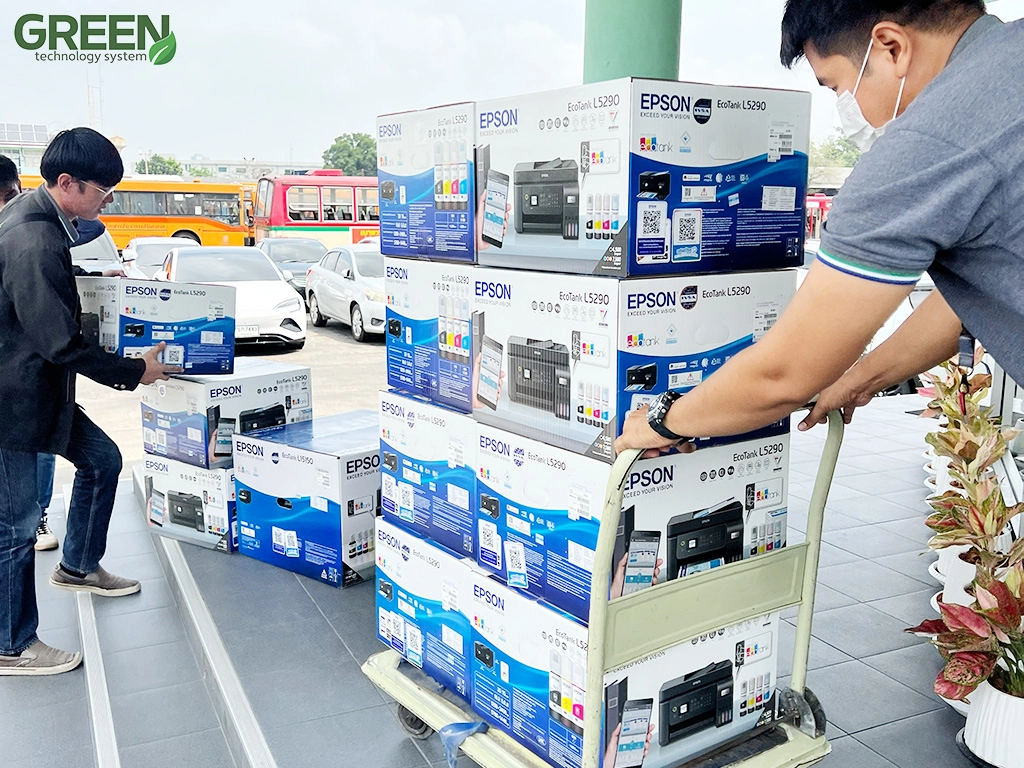 พนักงานกำลังขนย้ายเครื่องถ่ายเอกสาร